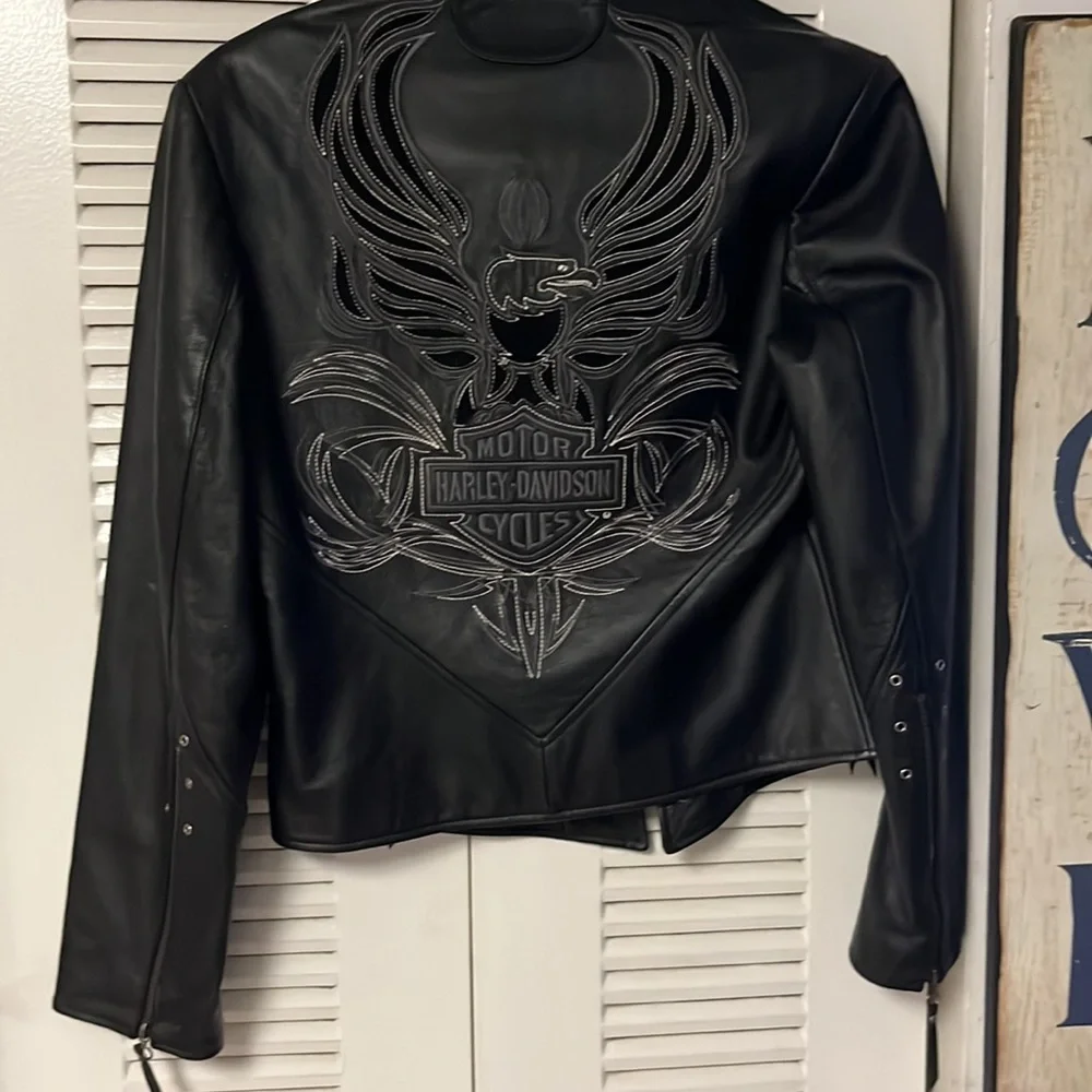 Authentic Harley Davidson black leather jacket.a little broken in its perfect. - Picture 4 of 5